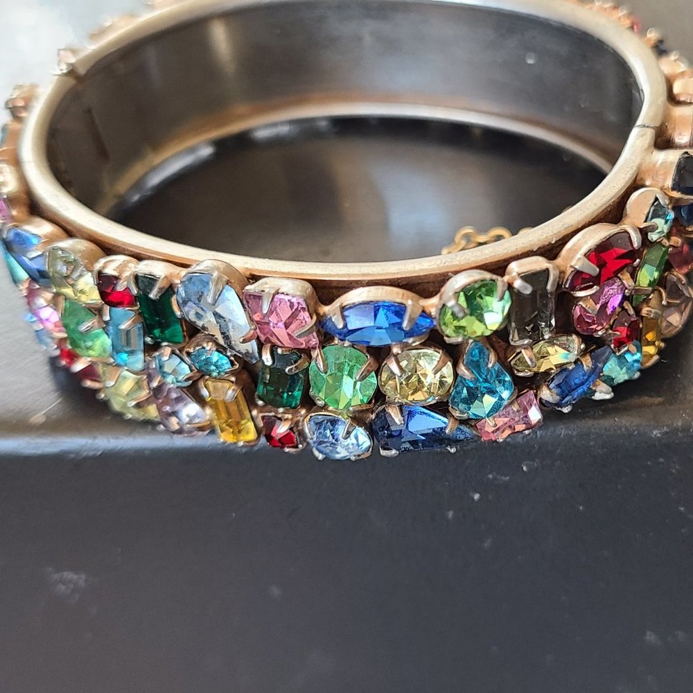 Bracelet with colored stones